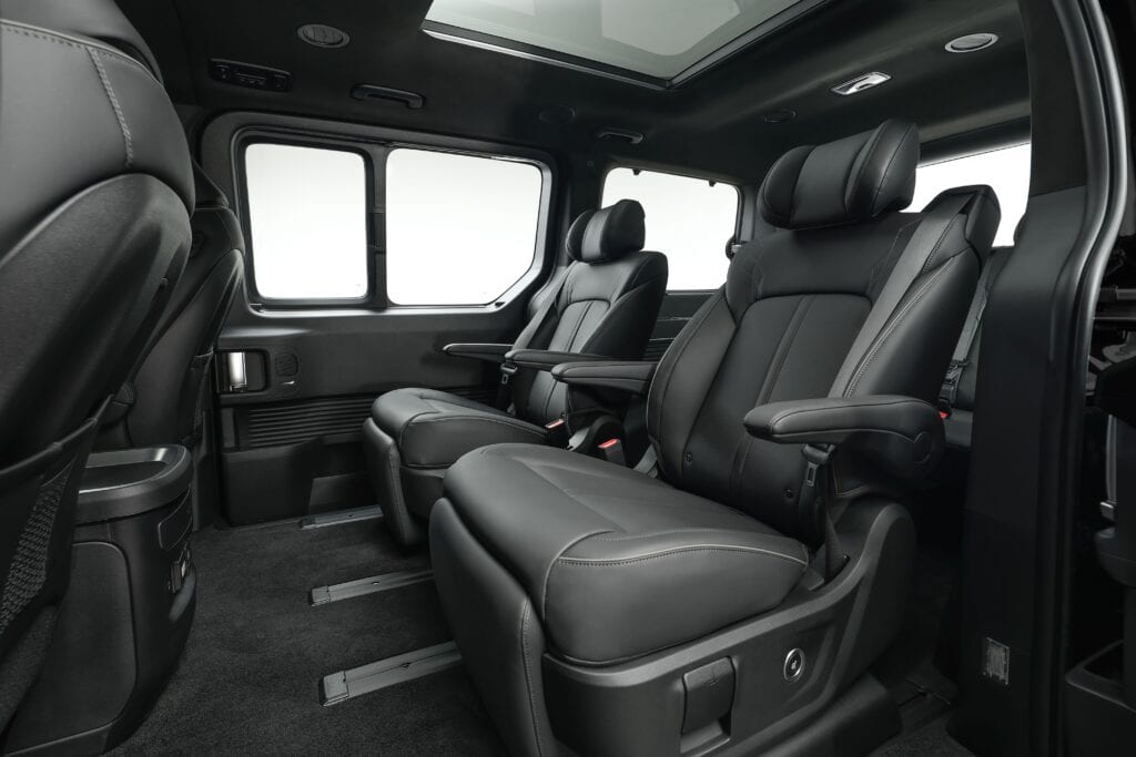 פנים הרכב והמושבים של יונדאי סטאריה חשמלית