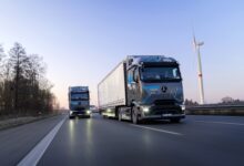 שתי משאיות חשמליות מרצדס eActros 600 בנסיעה