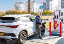 רכב חשמלי של BYD מחובר לעמדת טעינה מהירה של סונול EVI עם סולק של נאייקס