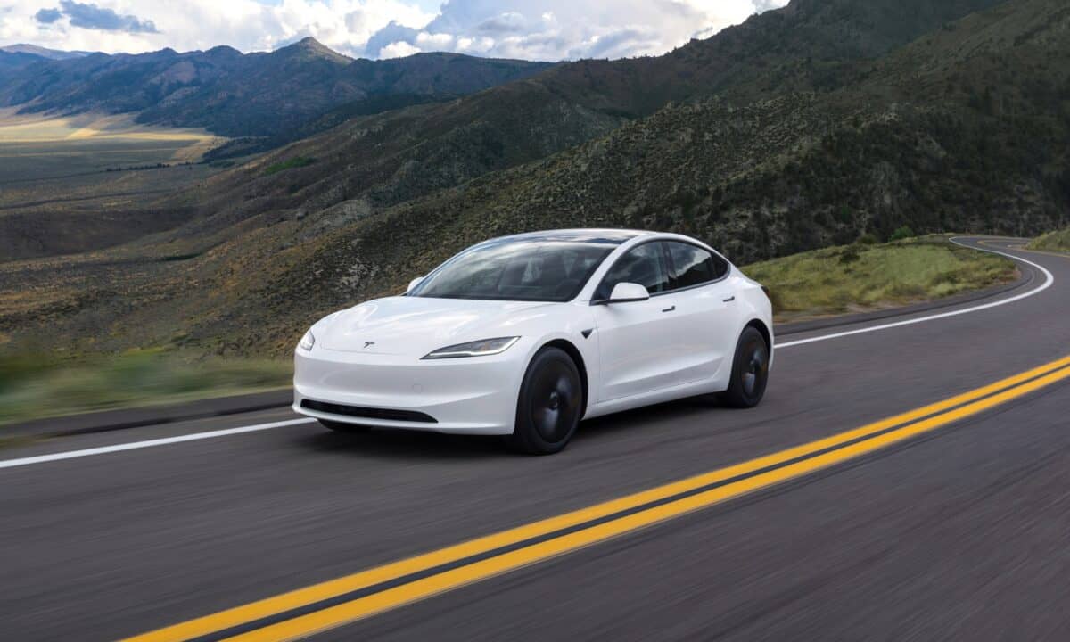 טסלה מודל 3 ברמת גימור סטנדרט 2026