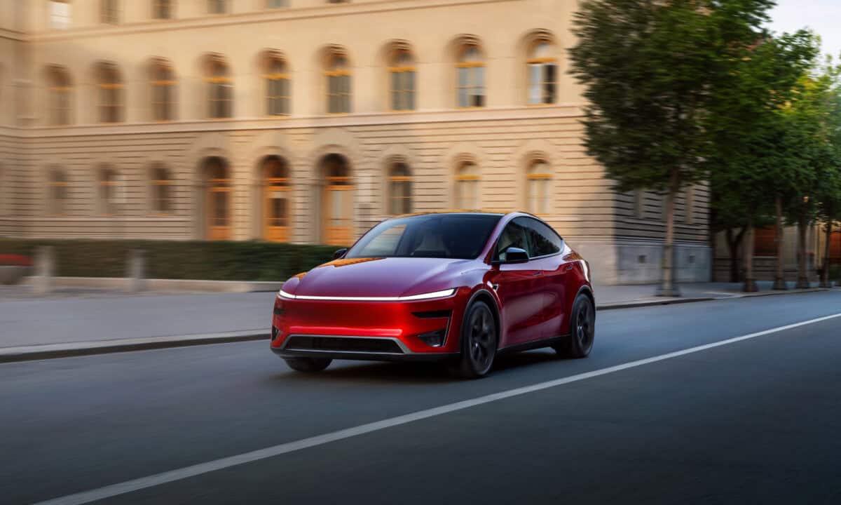 טסלה מודל Y בנסיעה בעיר