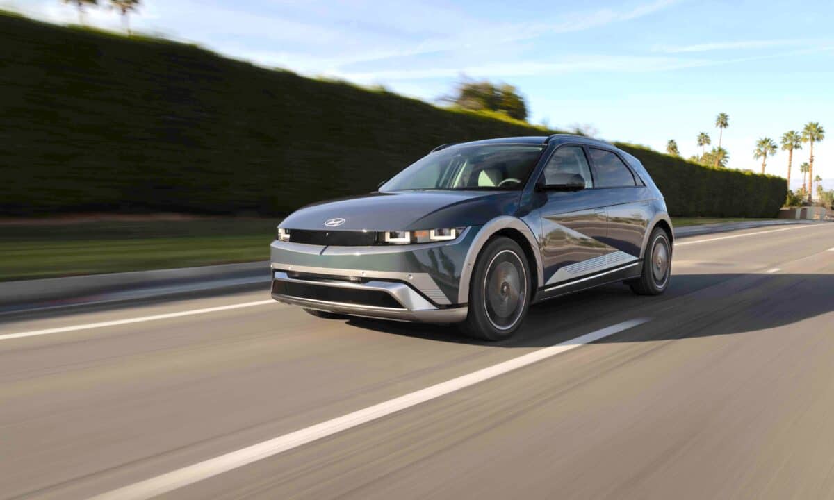 יונדאי איוניק 5 גרסת 2026 בנסיעה על כביש