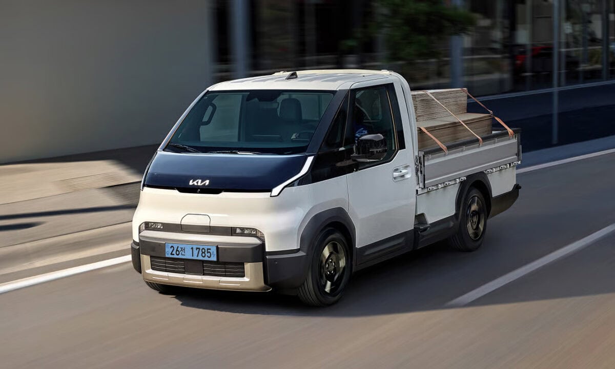 טנדר חשמלי קיה PV5 עם מטען בנסיעה בעיר