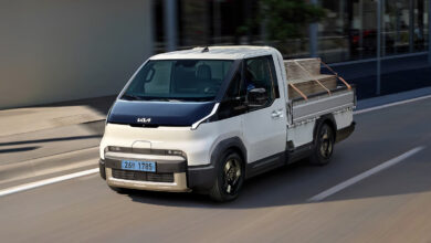 טנדר חשמלי קיה PV5 עם מטען בנסיעה בעיר