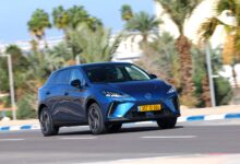 MG4 בצבע כחול מודל 2026 בנסיעה בכביש בישראל