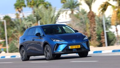 MG4 בצבע כחול מודל 2026 בנסיעה בכביש בישראל