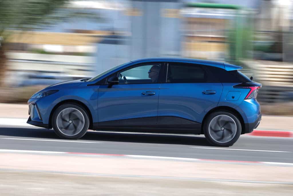 מבט צד על MG4 בנסיעה