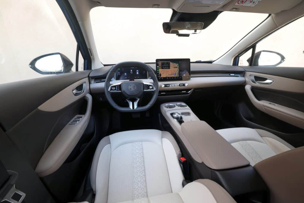 פנים הרכב וסביבת הנהג של MG4