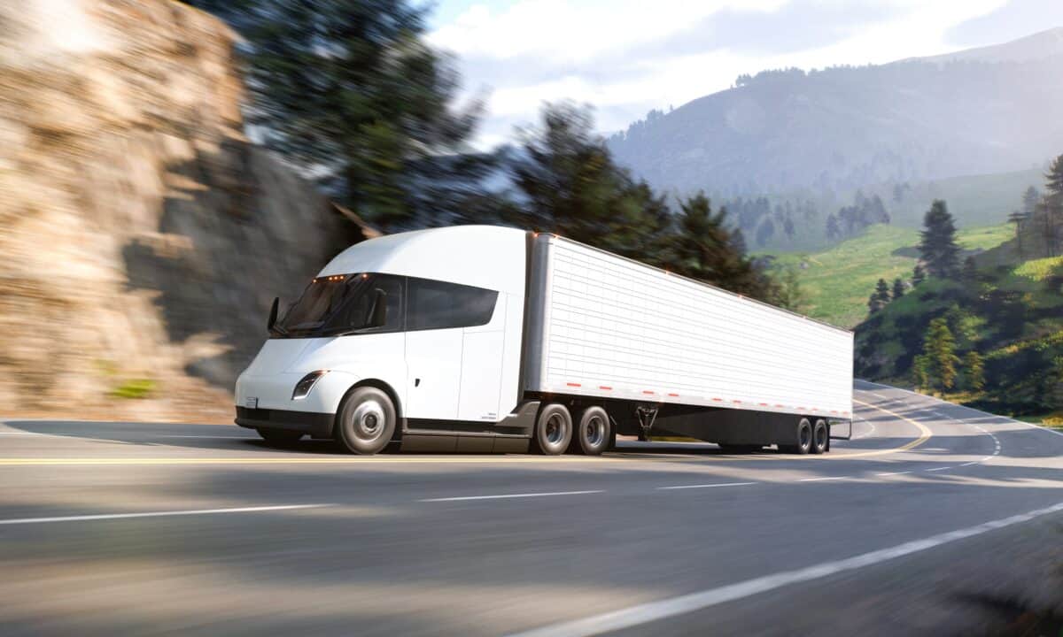 טסלה סמי, משאית חשמלית, נוסעת במעלה כביש בינעירוני