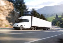 טסלה סמי, משאית חשמלית, נוסעת במעלה כביש בינעירוני